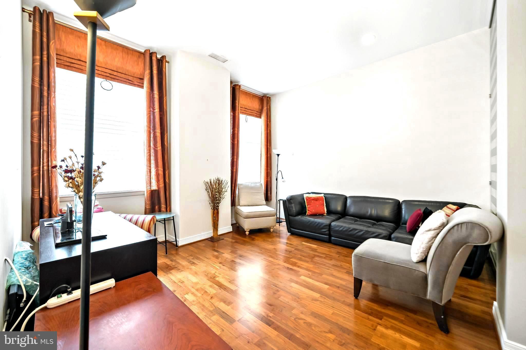LOGAN SQUARE - Residential