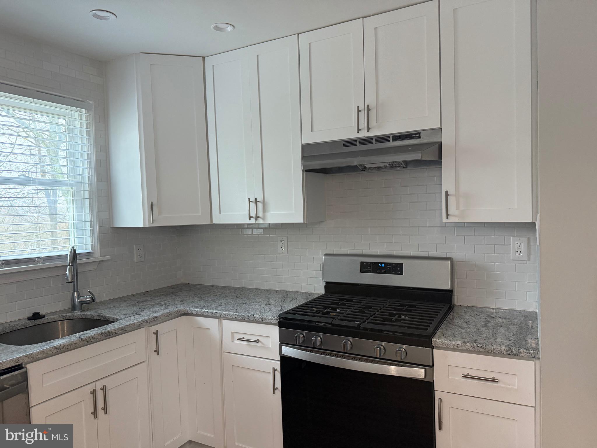 ROSLYN - Residential Lease