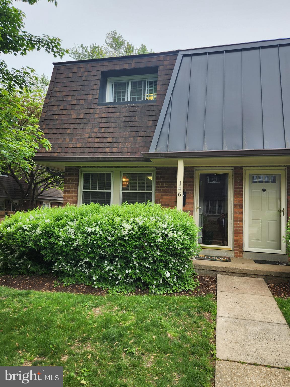 Location ! Location ! Location ! 2 LEVEL END UNIT LOCATED CONVENIENTLY IN HEART OF CITY < 1 MILE METRO TRAIN. SPACIOUS YARD & RESERVED PARKING. COMMUNITY POOL & PARK LIKE SETTING.