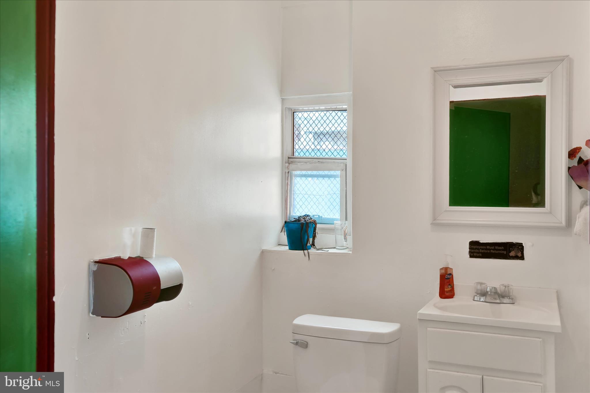 Main image without alt text