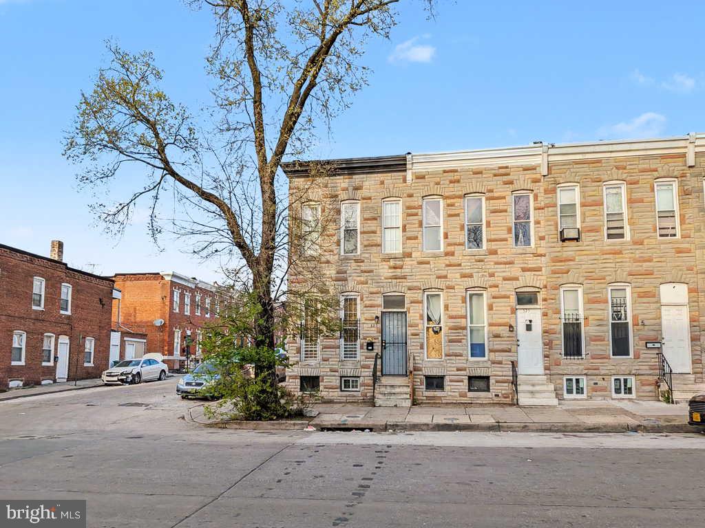 Priced to sell FAST! Spacious end-unit rowhome with exposed brick, big bedrooms, updated kitchen & baths. Fresh paint, updated electric, washer/dryer included, fenced backyard. The ultimate opportunity for smart buyers and investors alike!
