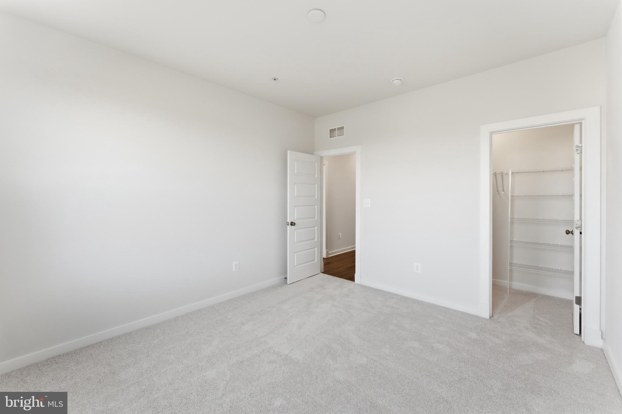 SOUTH LAKE - Residential
