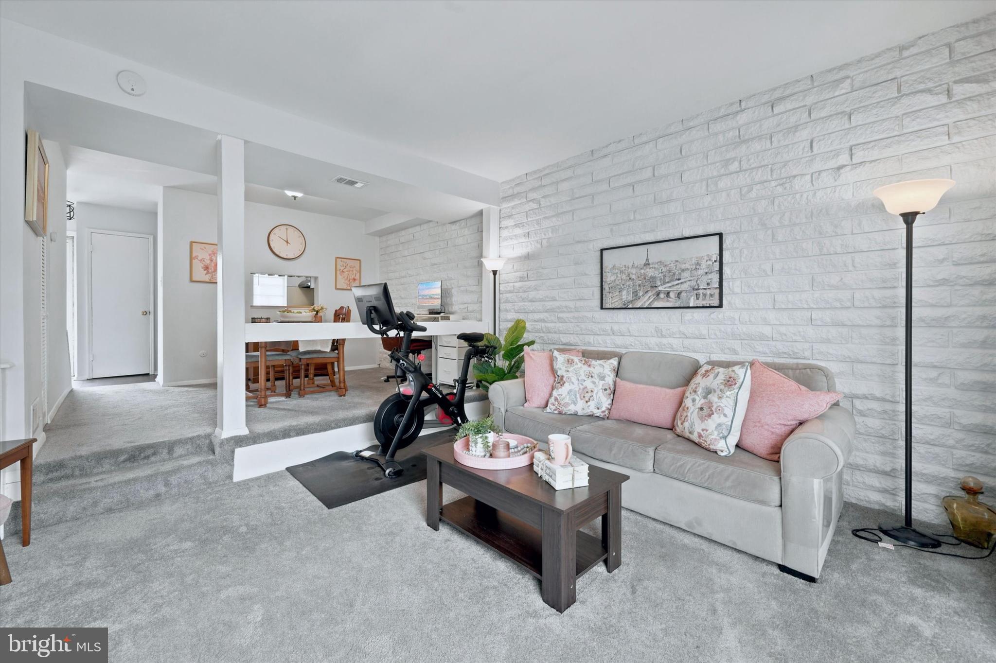 WILLIAMSBURG VIL - Residential