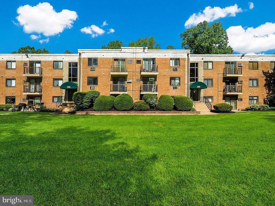 Beautiful renovated 1 bedroom unit in Meadowood condominium complex- lower floor, 1 bedroom 1 full baths recently renovated with new flooring Each Building has it's own Laundry facility on the First Floor. AvailableNow. Landlord is responsible for the association fee that covers heat, cold & hot water, sewer, trash, lawn service, snow removal, swimming pool access, building maintenance and secure entrances. Meadowood condo community is located near all major routes, public transportation, plenty of stores and restaurants. Home Depot, Lowes, Target, Wegmans, Ross and the very first in PA Amazon Fresh grocery store are 5 minutes away.