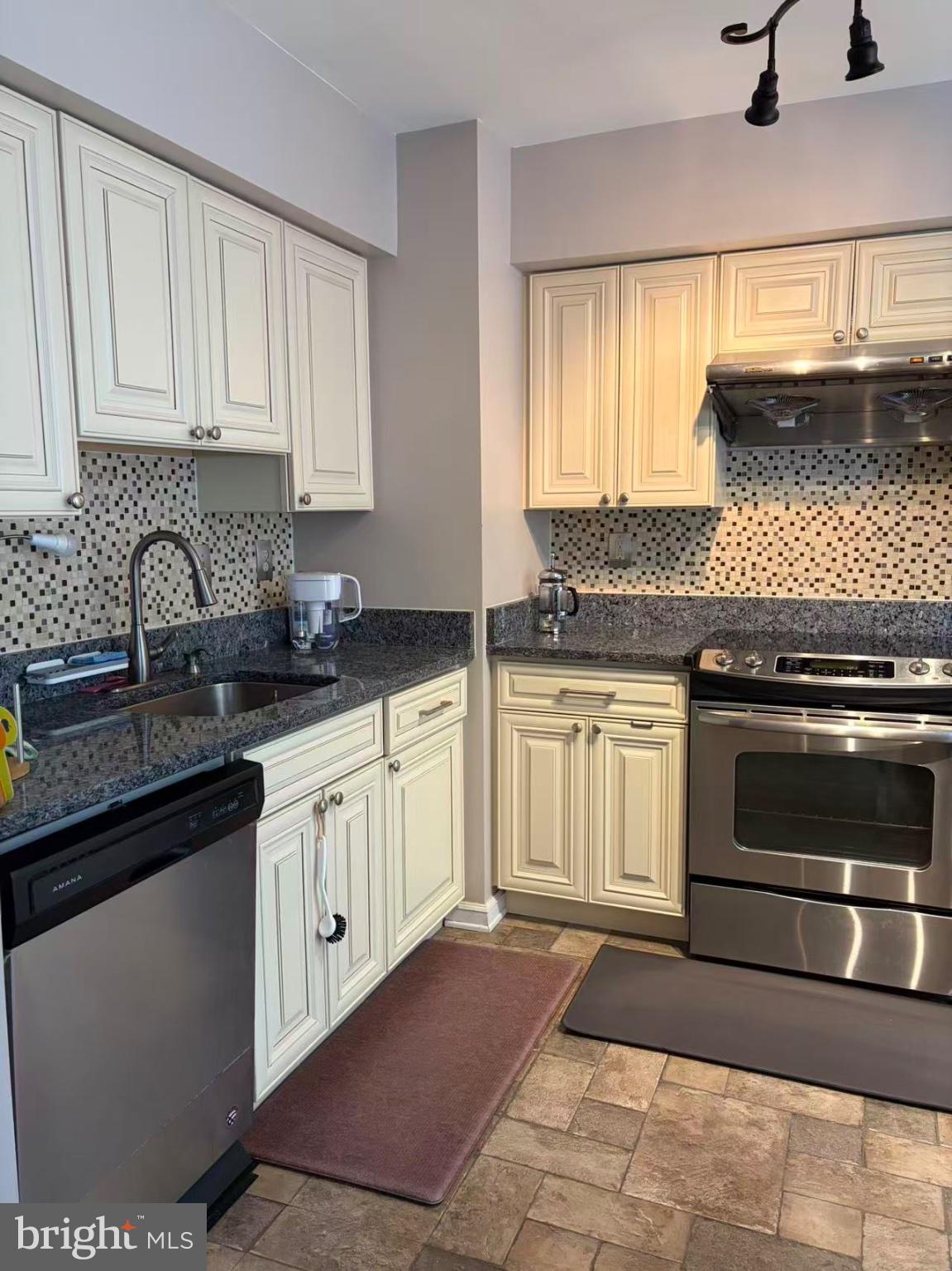 COMPTON VALLEY ESTATES - Residential