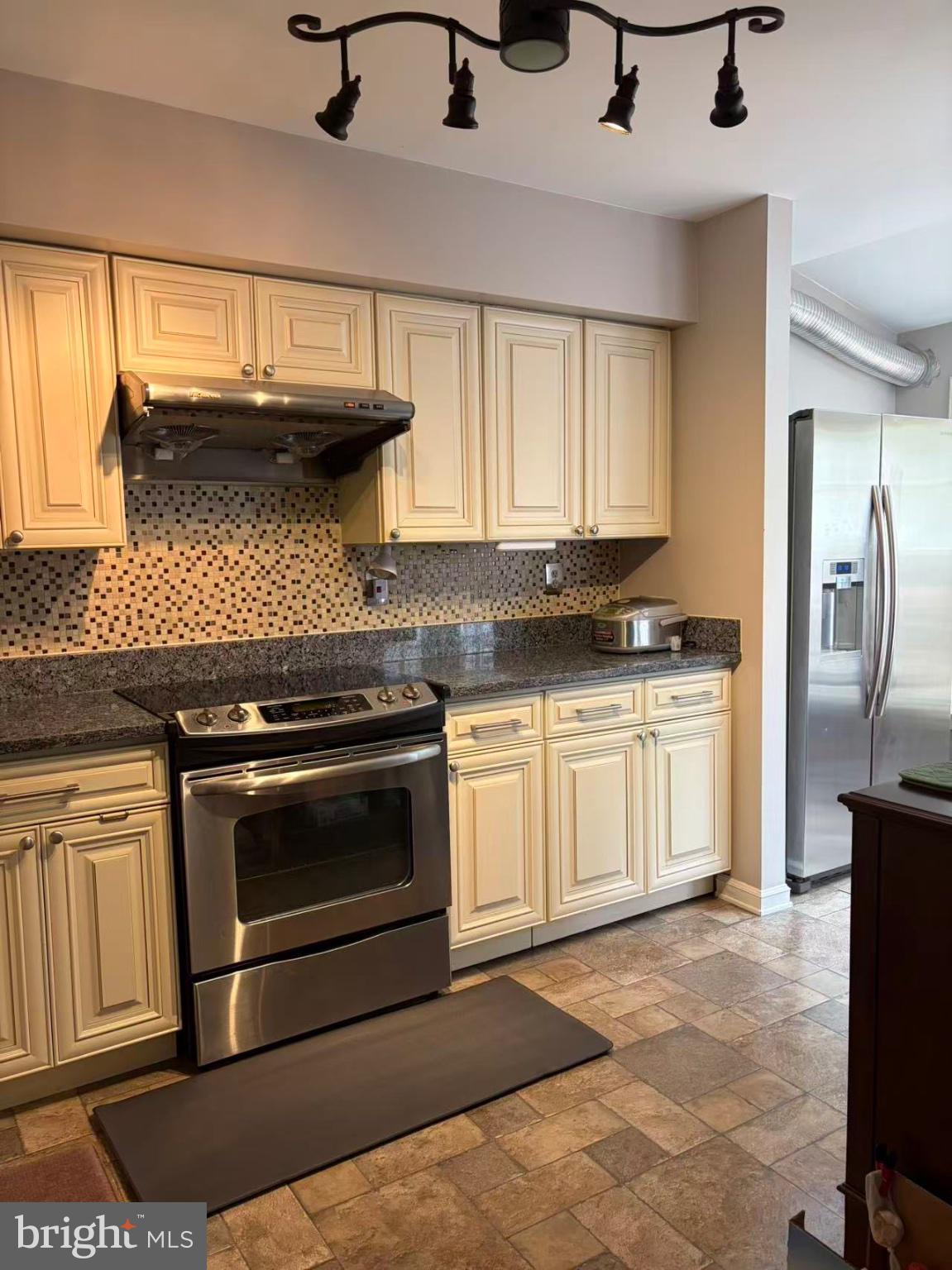 COMPTON VALLEY ESTATES - Residential