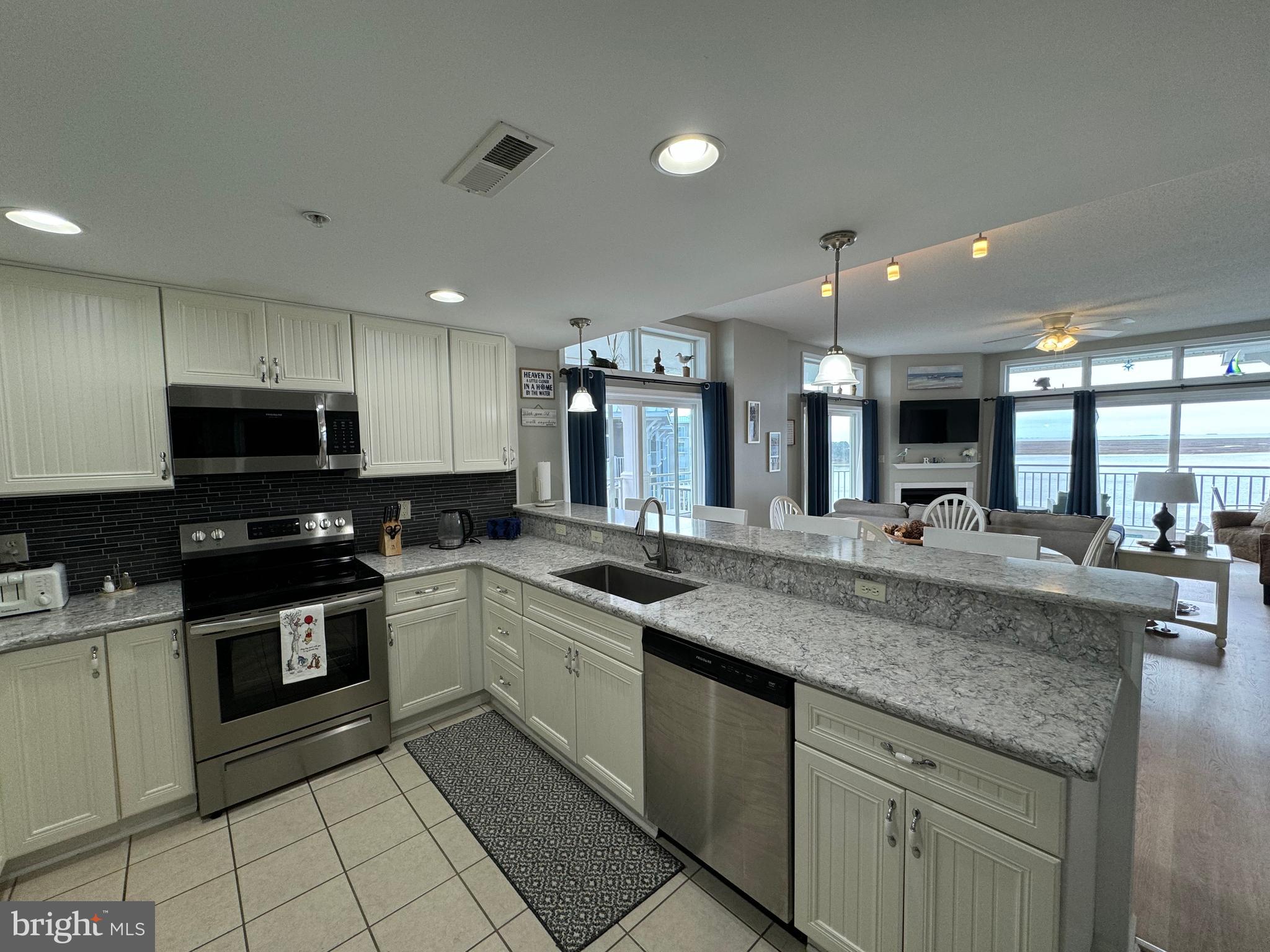 HARBOUR LIGHT CONDOS - Residential