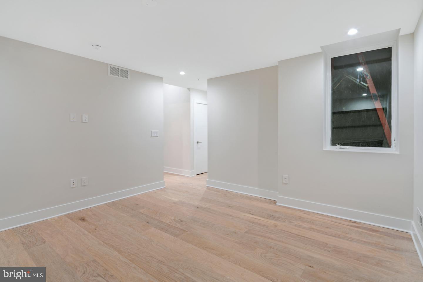 LOGAN SQUARE - Residential