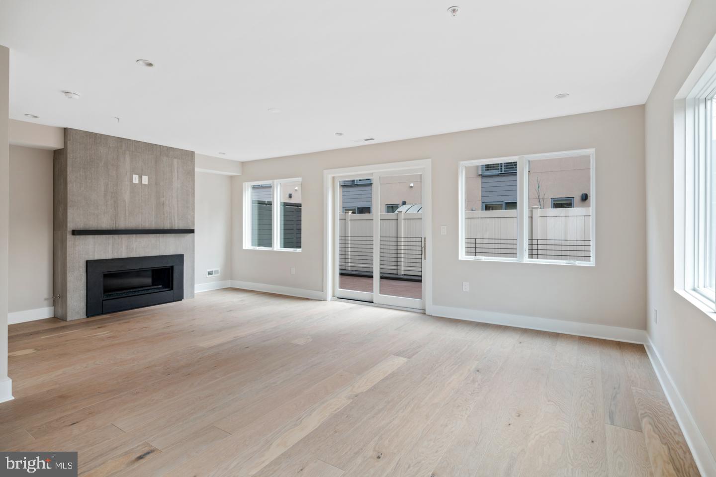 LOGAN SQUARE - Residential