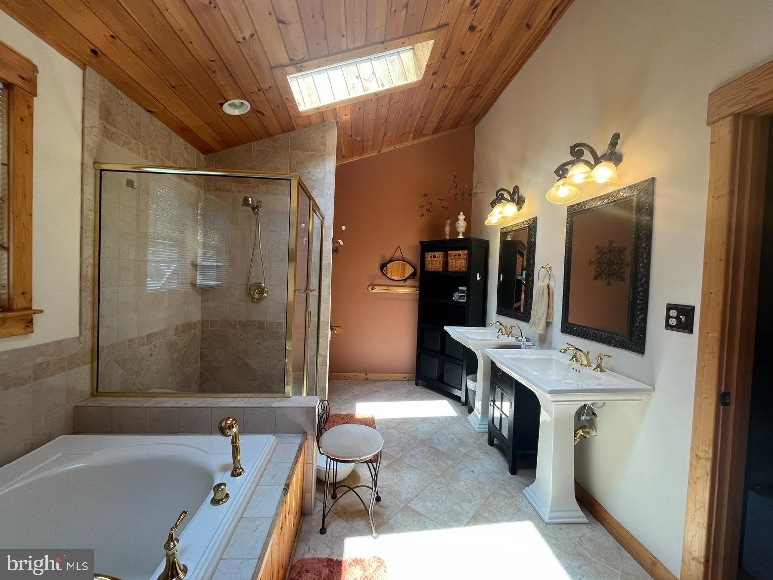 THUNDERBIRD FARM - Residential