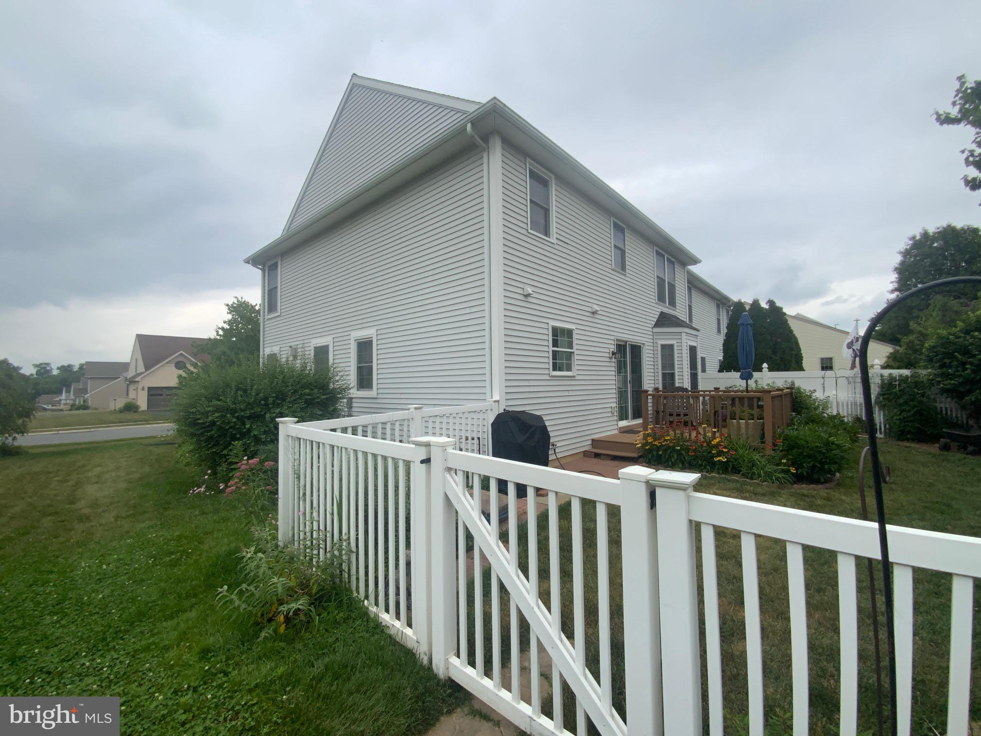 MOUNT JOY - Residential