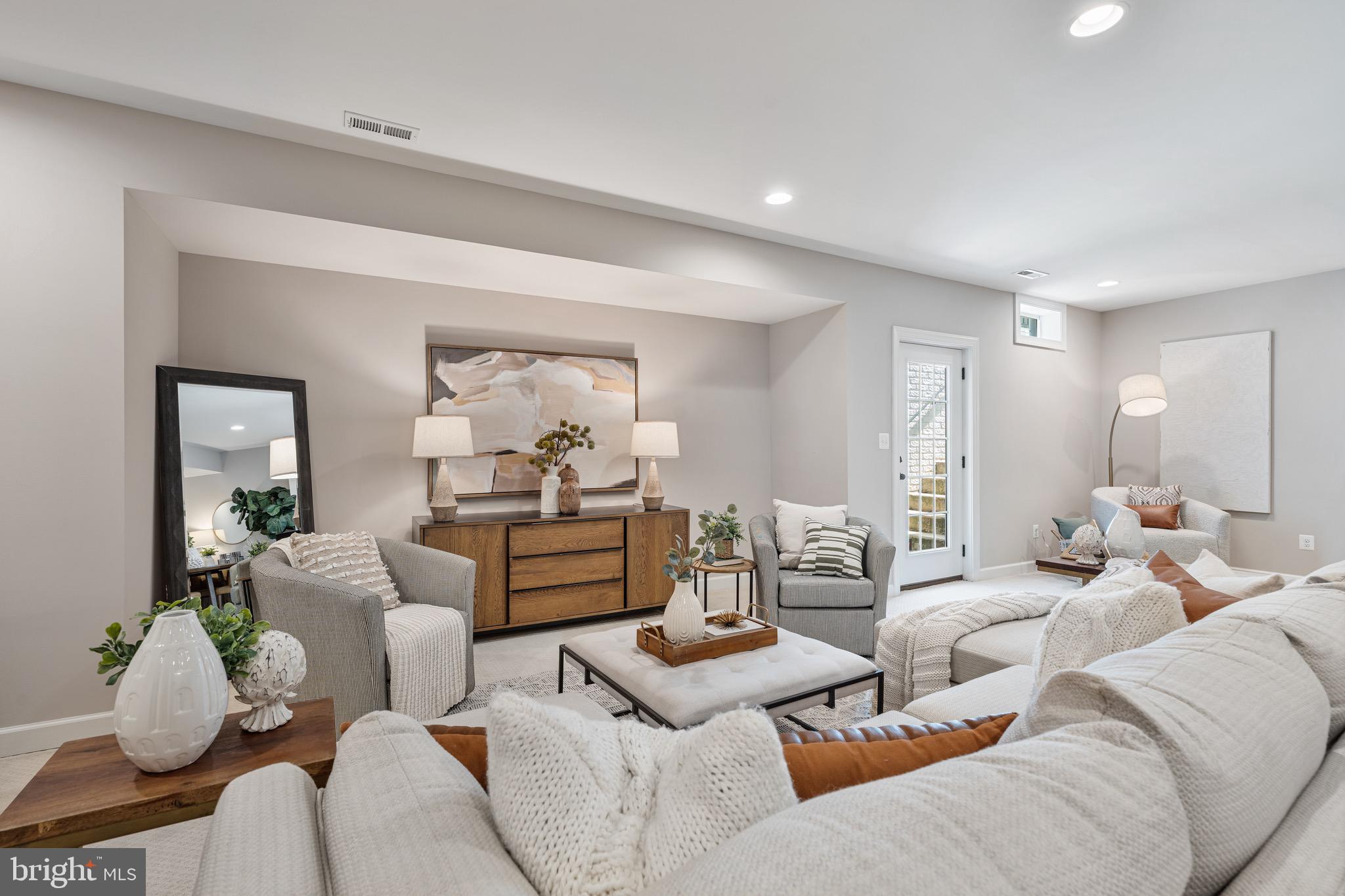 COUNTRY CLUB MANOR - Residential