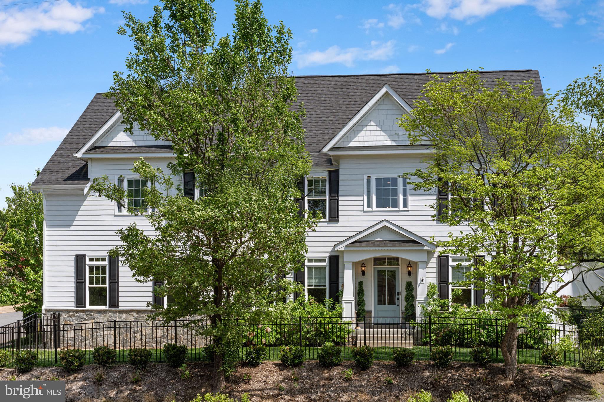 COUNTRY CLUB MANOR - Residential