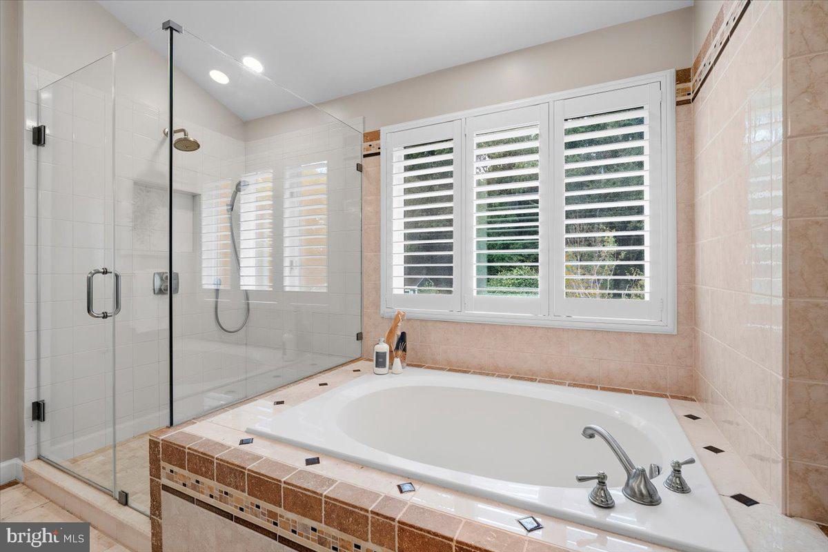 LAYTONSVILLE KNOLLS - Residential