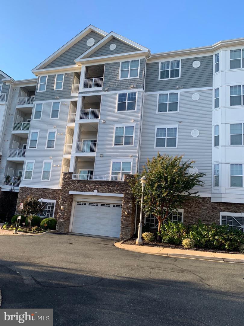This charming 2-bedroom, 2-bathroom, top floor unit in the desirable Deep Harbour gated community offers a blend of comfort and convenience. Enjoy access to the community pool, Cambridge Creek and many local amenities such as shopping, dining, and recreational activities. Available for purchase or lease.