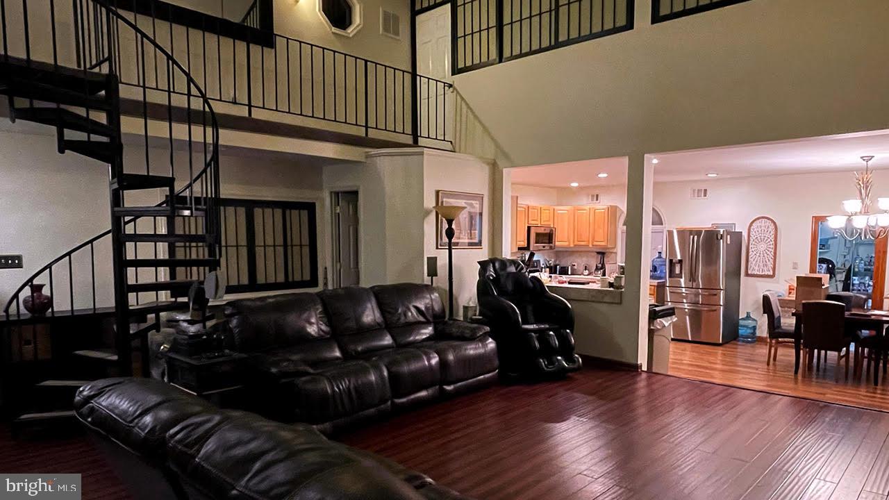 AIRBNB READY - Furnished  or  Unfinish Charming Home in Kingstowne Virginia – Prime Location! 3 Bedrooms and 2.5 Baths
HOME IS FULLY FURNISHED! If you are moving from another state, you don’t need to ship all your furniture, this home is ready to go.
Welcome to your dream home in the heart of Kingstowne, offering the perfect blend of comfort, convenience, and community. This stunning property is situated in a highly desirable location and is close to everything you need.
Home Furnishings: 
•