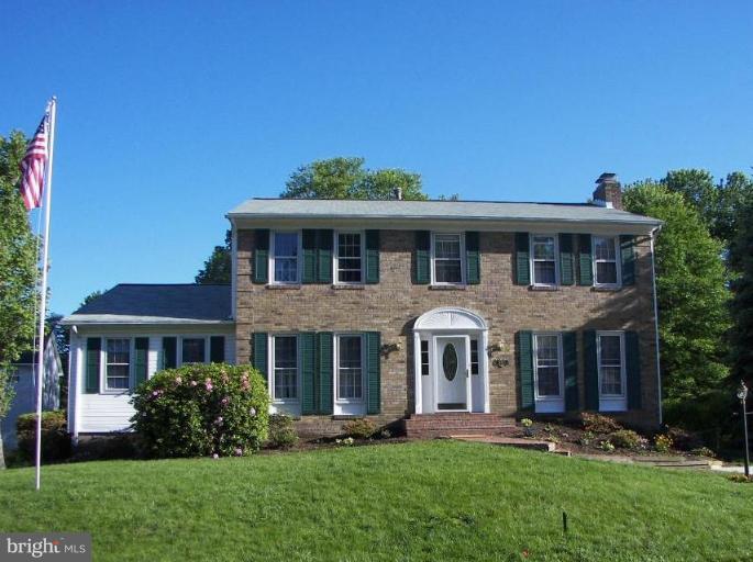 6BR/3FB COLONIAL ON LANDSCAPED LOT. ,HARDWOODS, EAT-IN KIT W/CHERRY CABINETS, GRANITE COUNTERS, FORMAL DIN RM, LIV RM W/GAS FP, LIBRARY. MBR SUITE W/WALK-IN. ,. FULL FINISHED WALKOUT BSMT W/FAM RM,  WORKSHOP. LG SUN DECK, FENCED YARD W/HOT TUB, GARDEN, SHED. WALK TO NEIGHBORHOOD SCHOOLS & METROBUS.