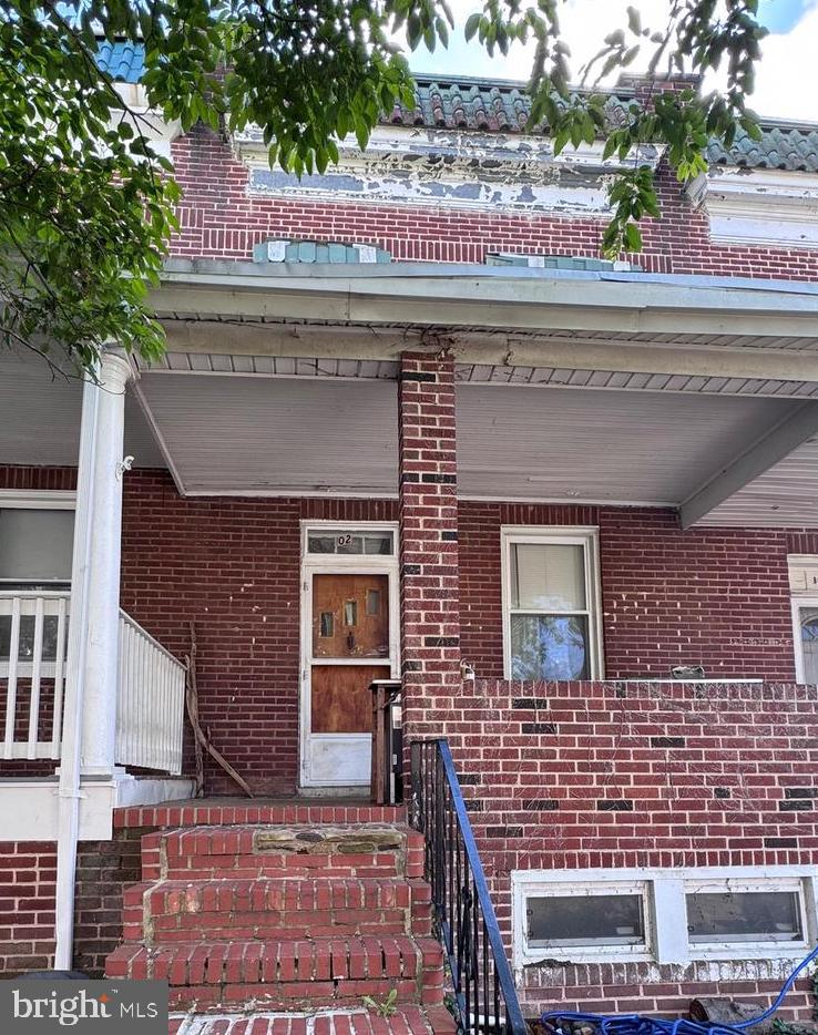 REHAB/INVESTOR Potential. 3 Bedroom, 1 Full Bath interior rowhome with front porch. Potential for rear yard to be turned into a parking pad.