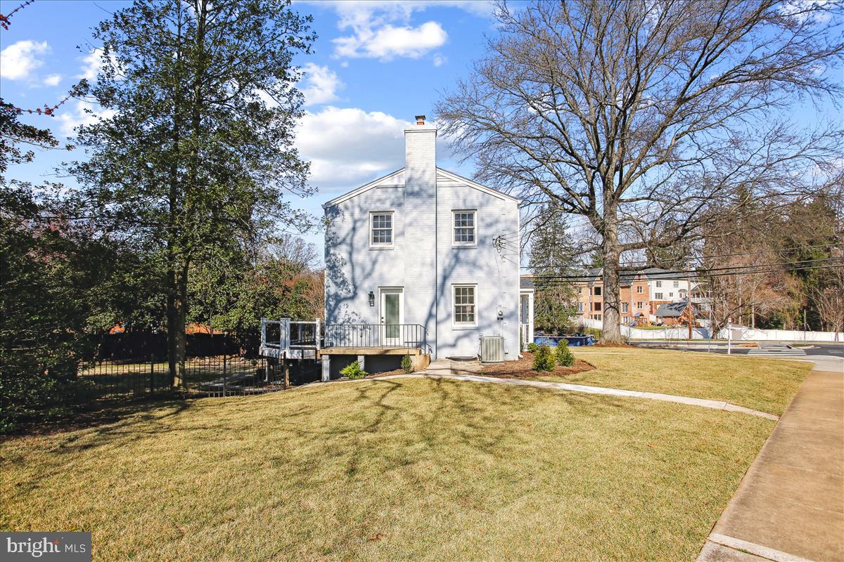 WILLIAMSBURG VILLAGE - Residential