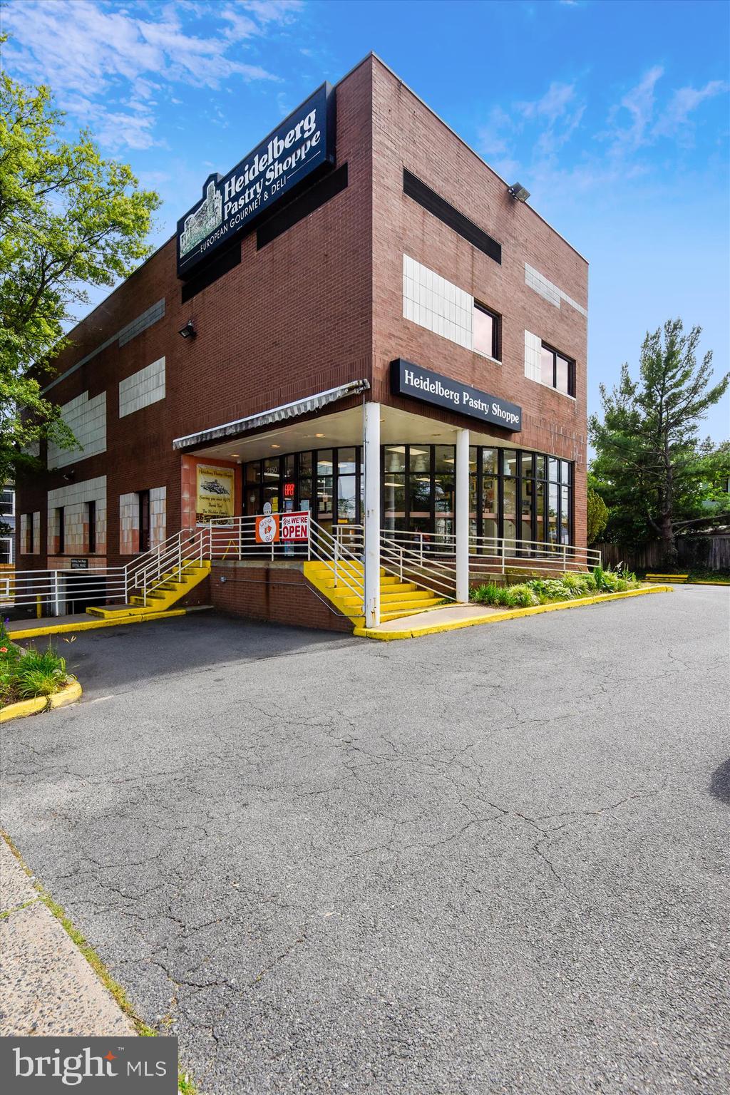 WILLIAMSBURG VILLAGE - Residential