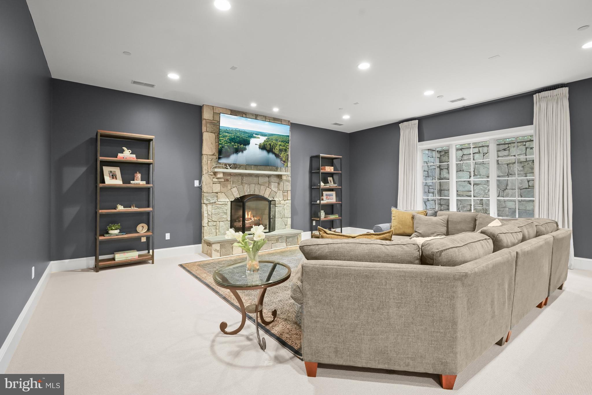 POTOMAC OUTSIDE - Residential