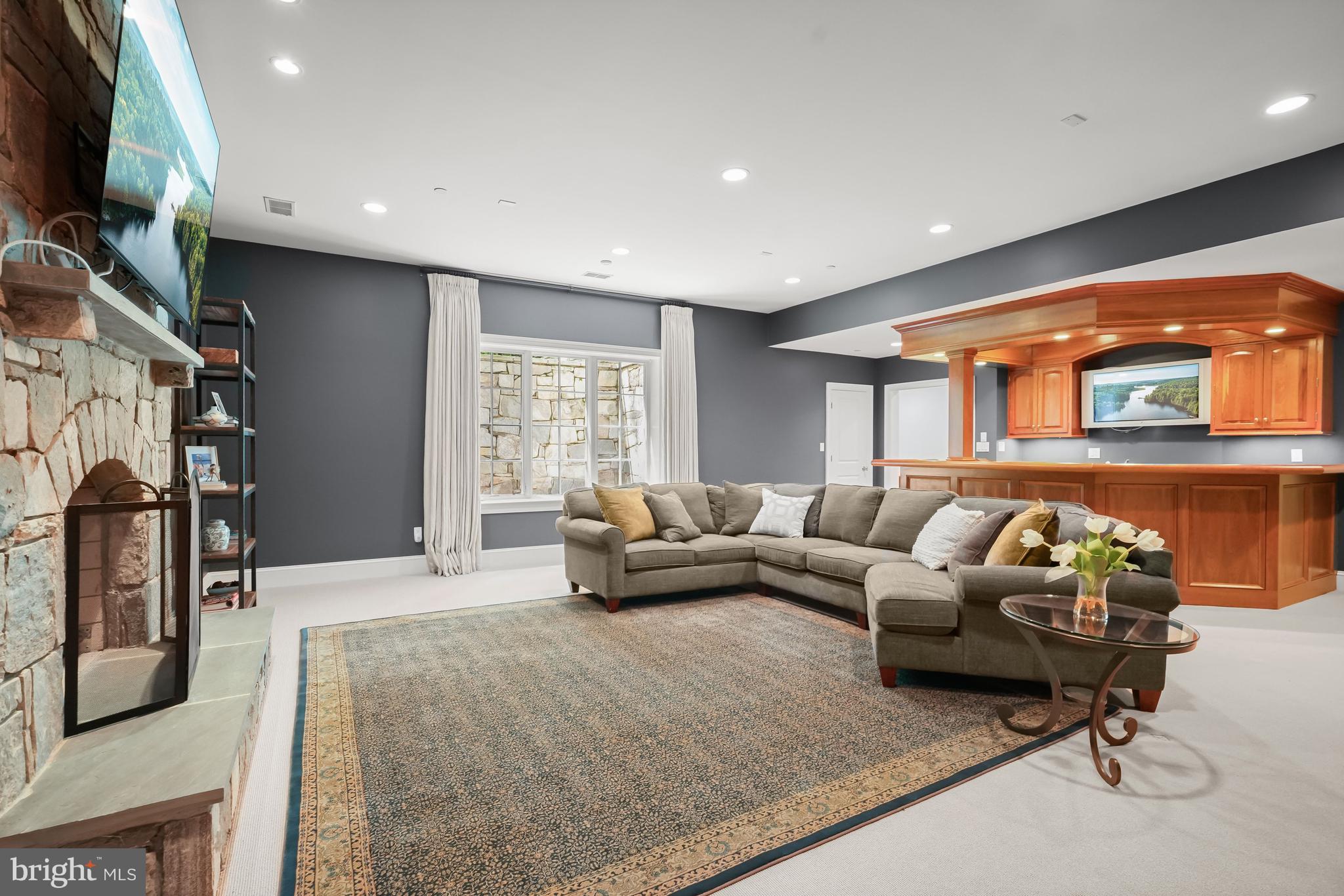 POTOMAC OUTSIDE - Residential