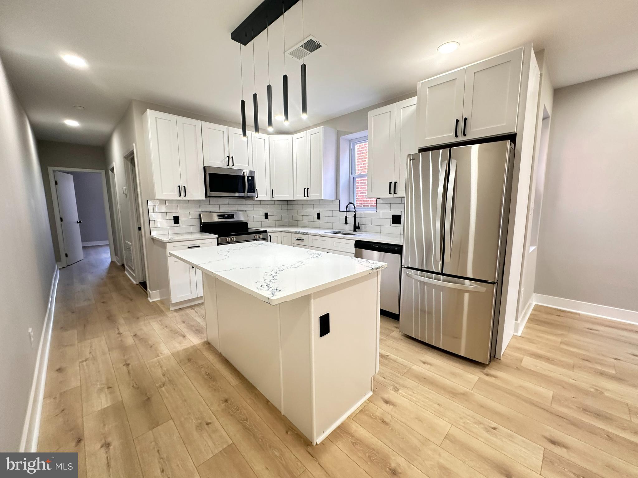 Coming soon ! 
Duplex ! 
Renovated from the top to bottom !
Call the agent to schedule your tour before the property get on the market.