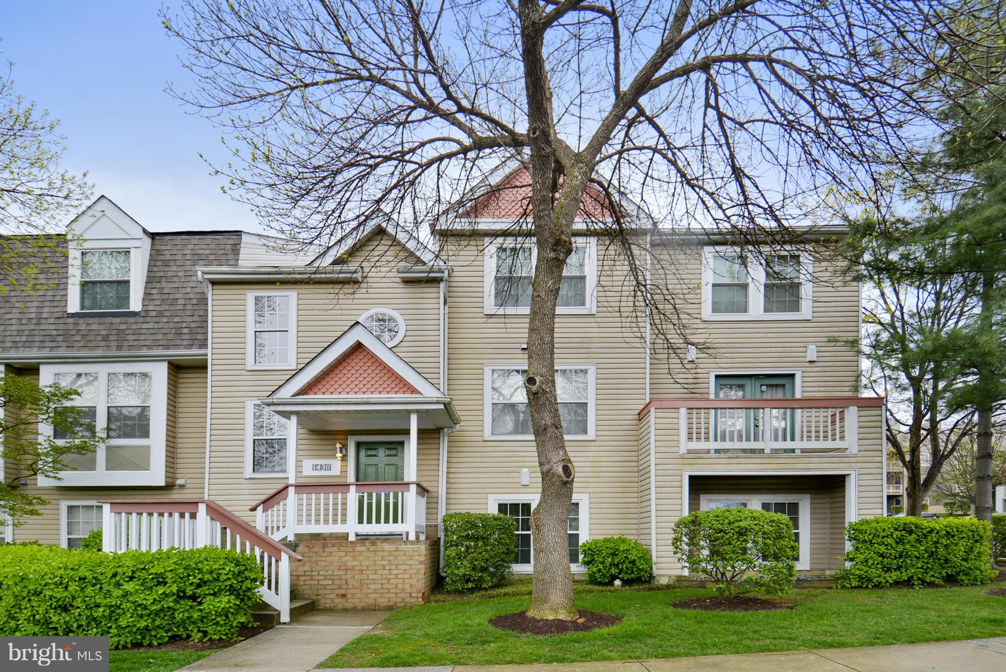 Great 2 bedroom 2 bath condo, ready for move-in! Bright throughout, updated kitchen and baths. Washer and dryer in unit. Covered patio into green space, perfect for entertaining. Convenient location, close to major commuter routes, shopping, and dining.