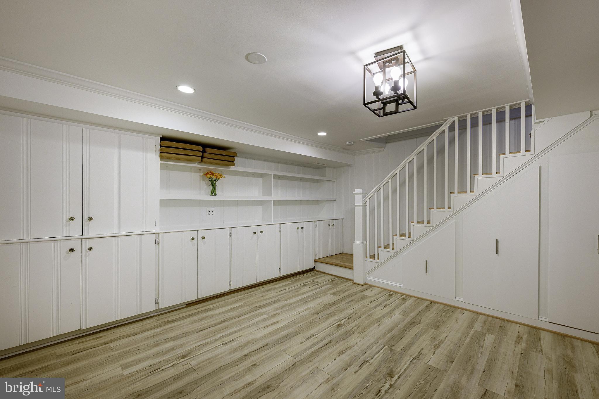 CHEVY CHASE HILLS - Residential