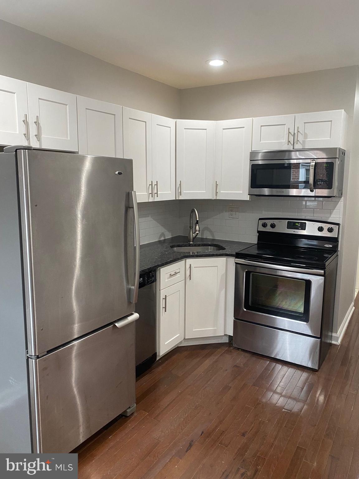 Amazing location! 2 bedroom/2 bath second floor, bi-level apartment available now. This unit features stainless steel appliances, granite countertops, big closets, W/D in the unit, newer finishes, and a roof deck!! The 2nd bedroom can be used as a bedroom or living space. 

Requirements:
First last and security to move in
$45 monthly water fee, tenants pay electric and cable/WiFi
Pets considered with fee
3x the rent in monthly income
-Credit, background income checks