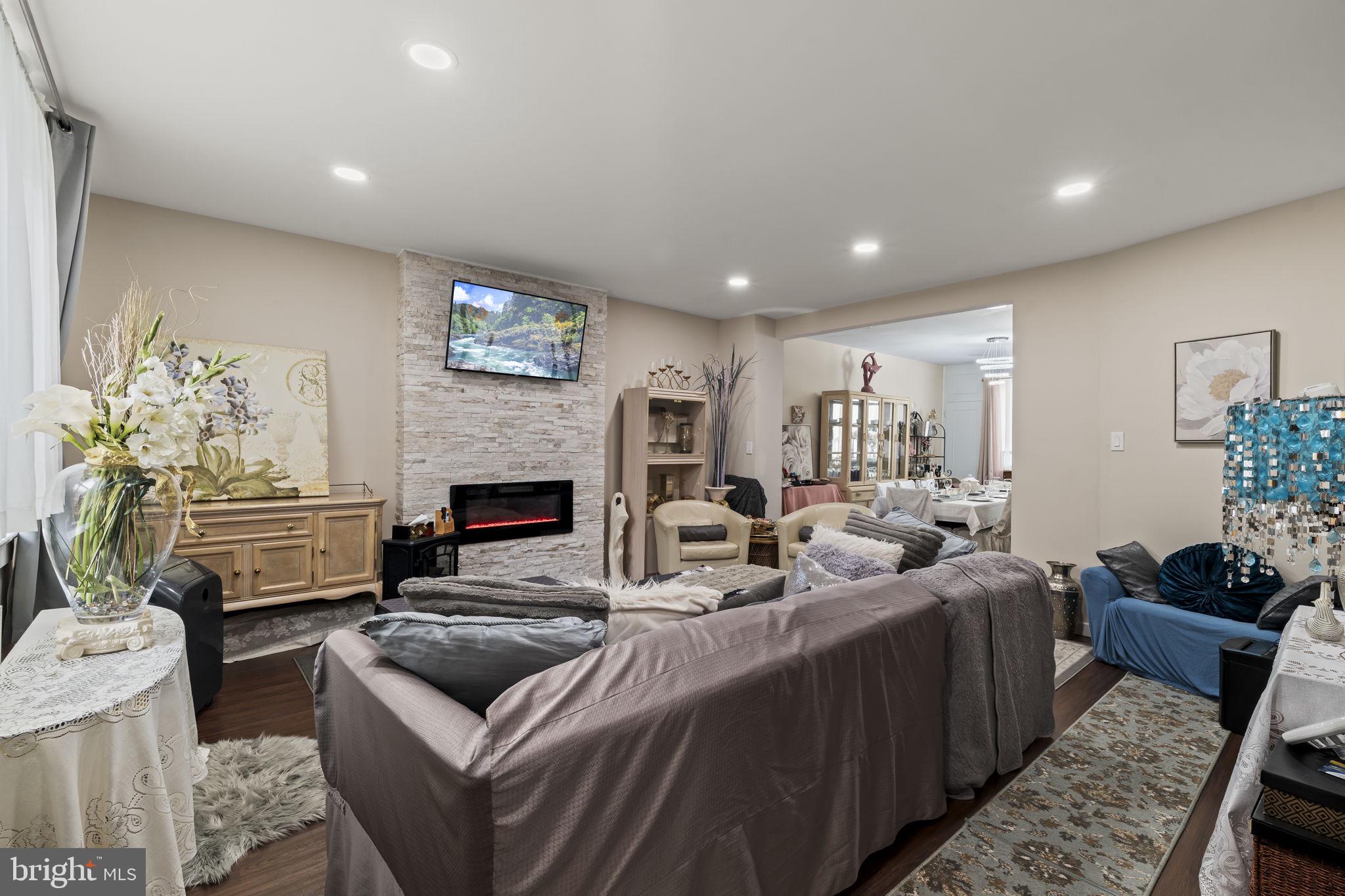 EAST OAK LANE - Residential