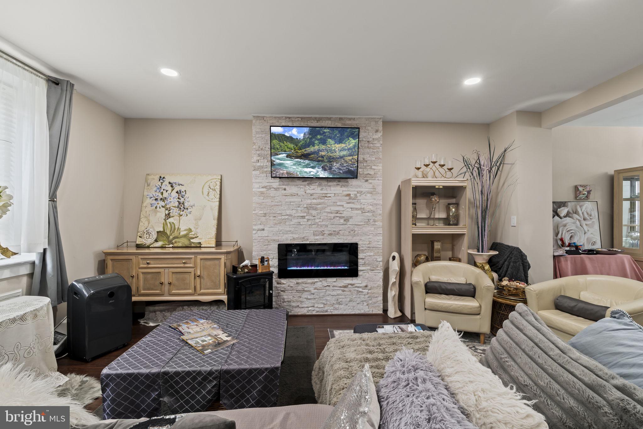 EAST OAK LANE - Residential