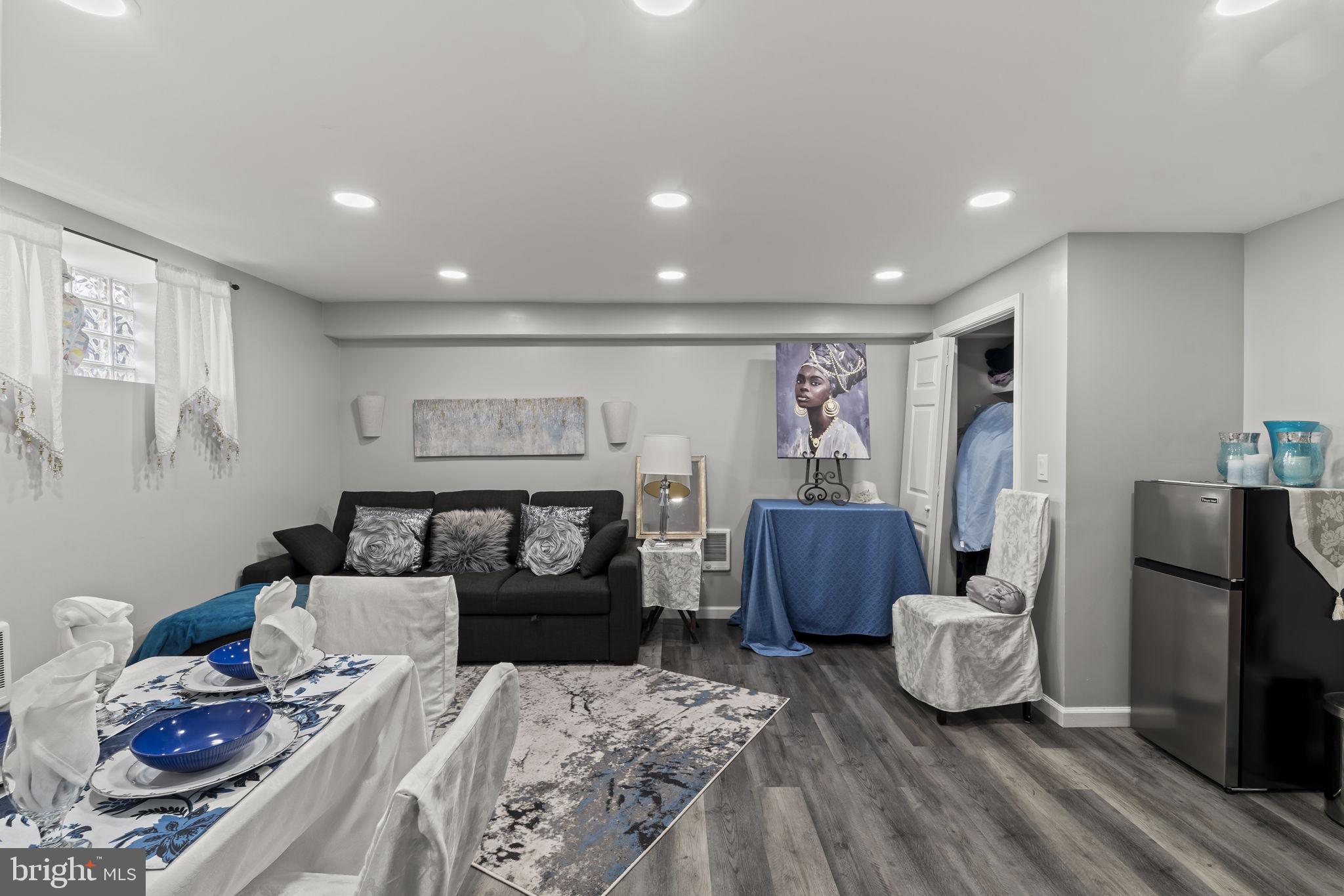 EAST OAK LANE - Residential