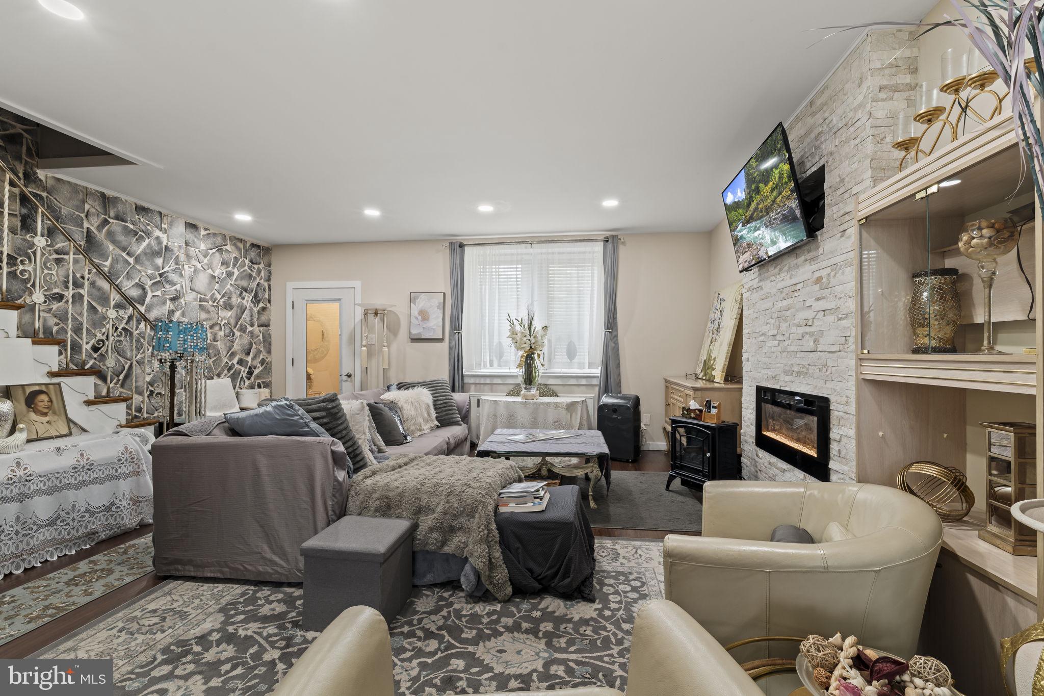 EAST OAK LANE - Residential