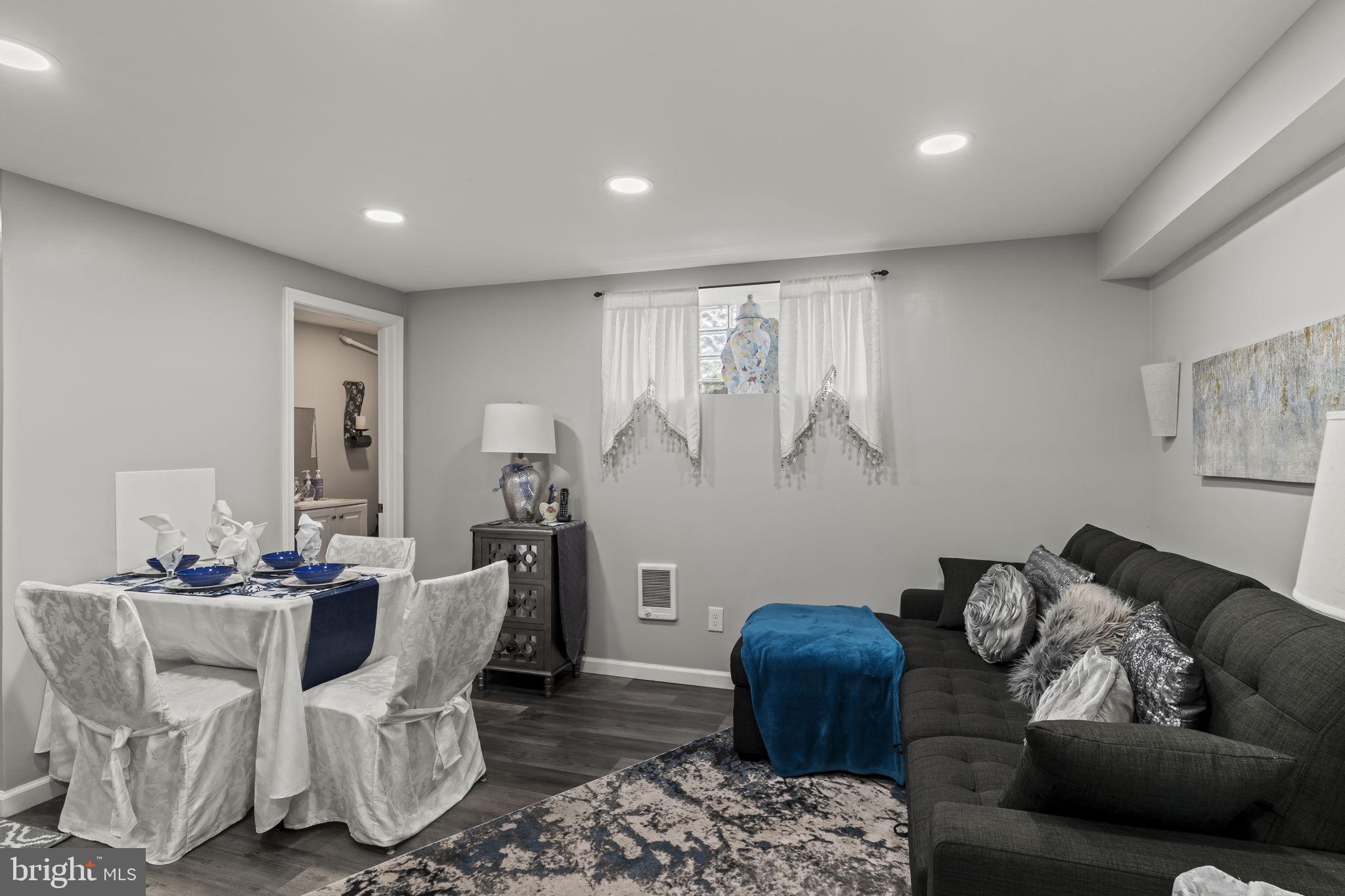 EAST OAK LANE - Residential