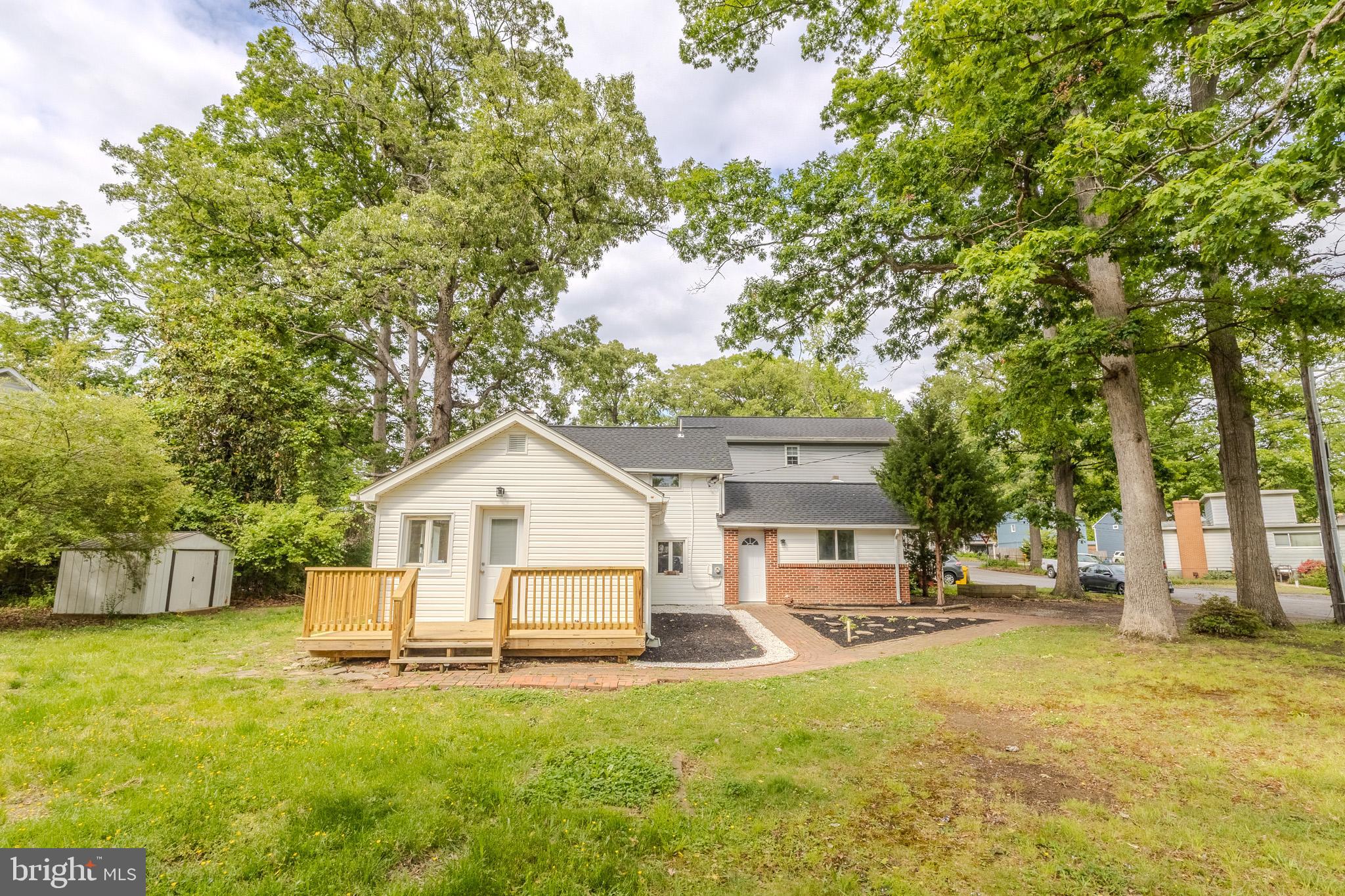 WOODLAND BEACH - Residential
