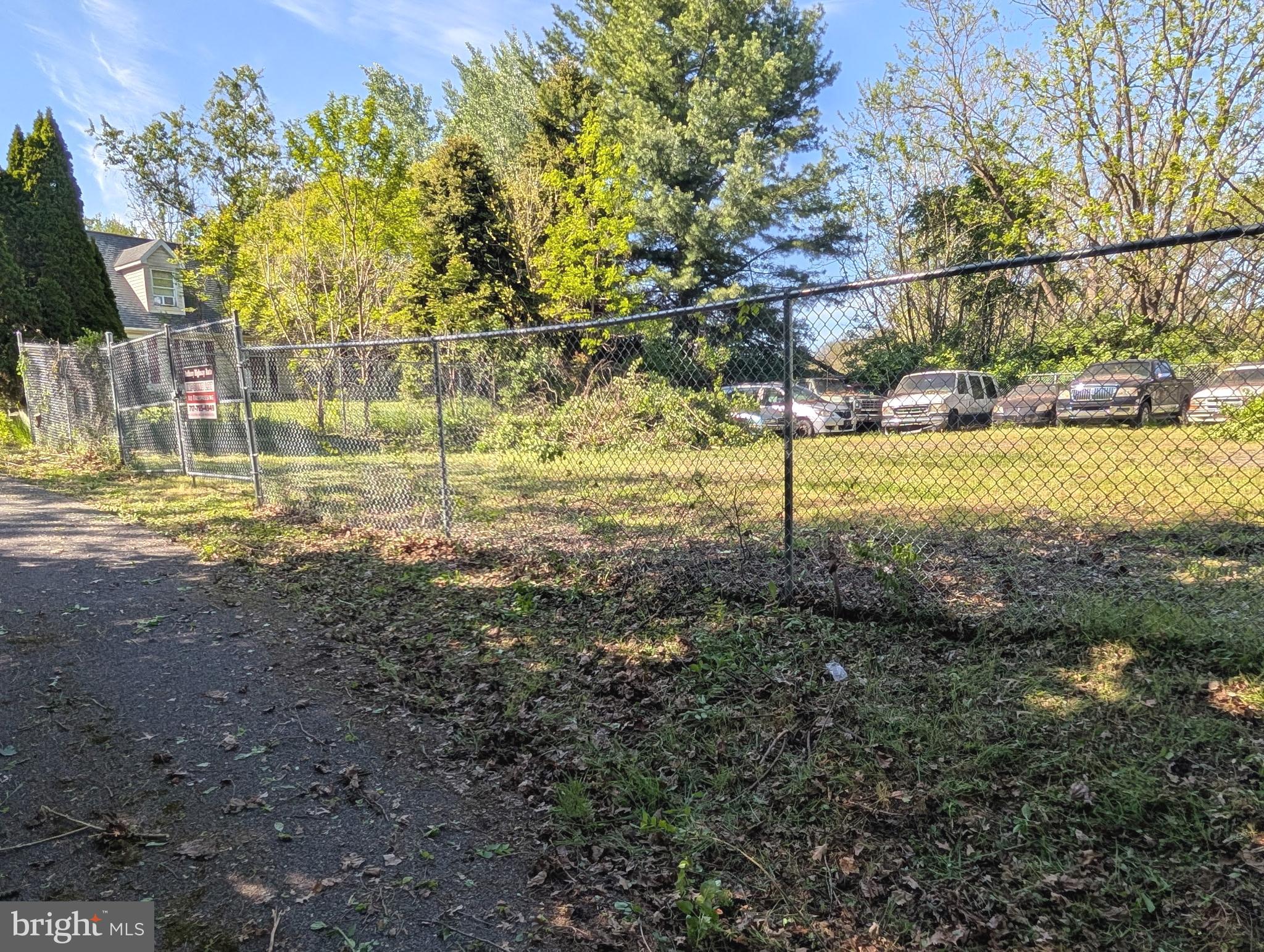 Build your single family home on this fenced .39 acre lot in Washington Township!