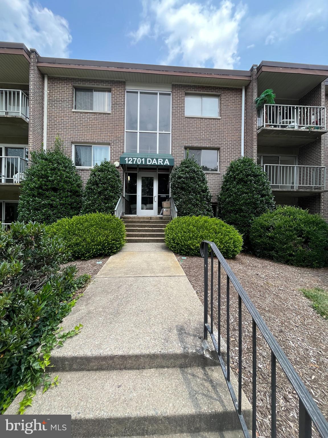 Beautiful second-level condo with a walk-out patio view of the pool. Separate storage unit and onsite laundry facilities. ALL utilities are included in rent as well as parking and community pool. Espacios room walk-in closet shopping centers restaurants and easy commute to the Town of Occoquan. Great location that gives you an easy commute to DC, Quantico, Don't miss this great Opportunity.