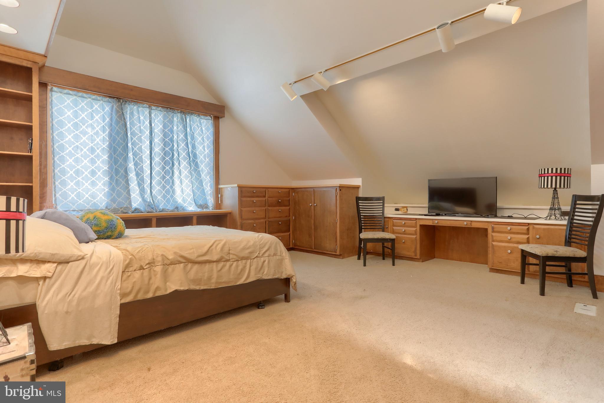 HILLCREST - Residential