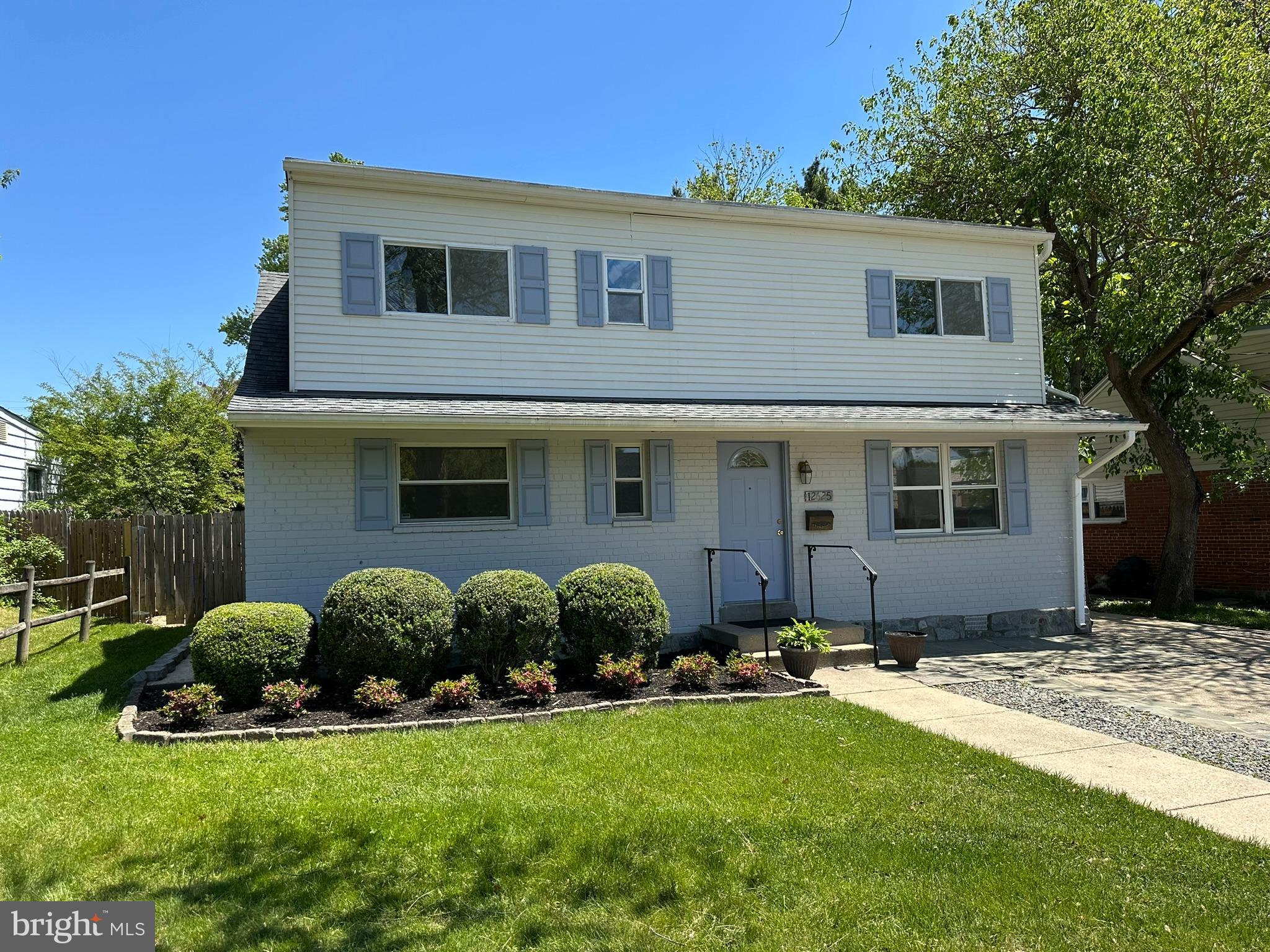 This house features four bedrooms, two full bathrooms, a separate dining room, a detached garage and a huge backyard, great for entertainment and fun events!! This house is also located close to two major commuter routes.