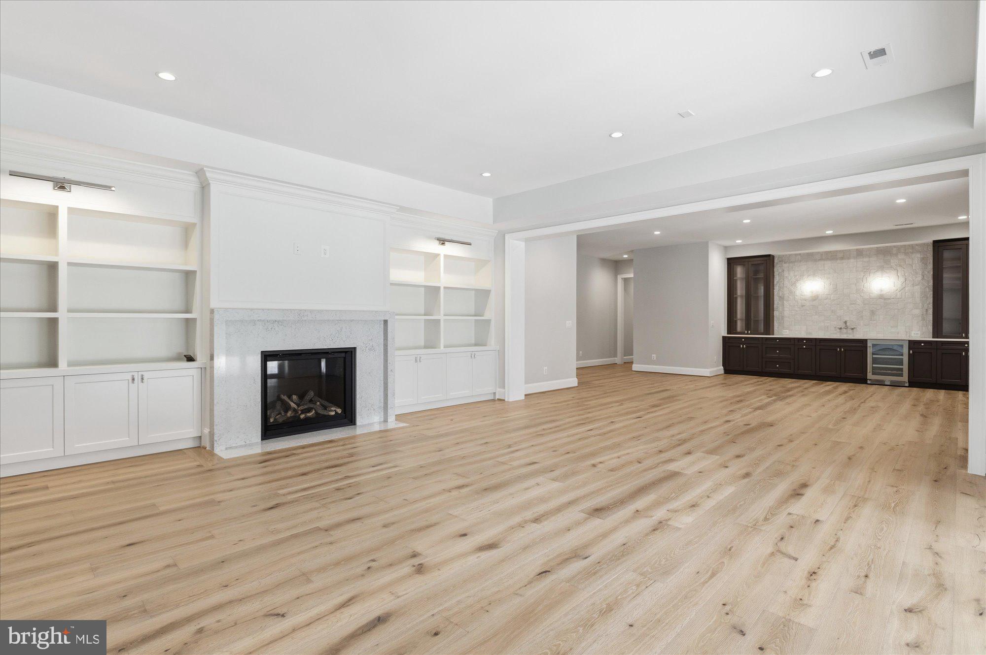WOODSIDE ESTATES - Residential