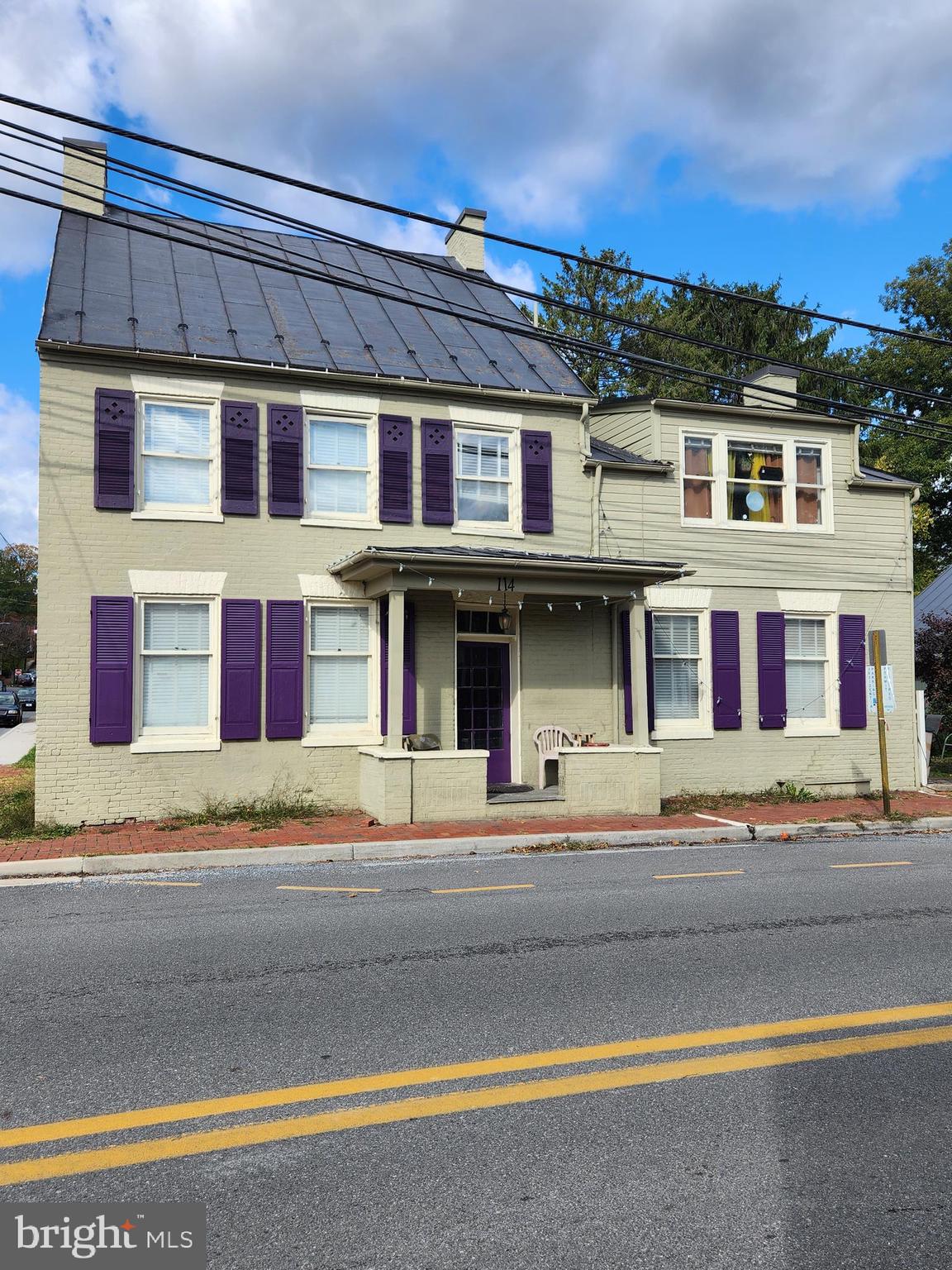 Second floor, one bedroom, one bath apartment with galley kitchen and separate living room. Walk to Shepherd University or many other downtown destinations. Building main entrance secured with key pad entry.