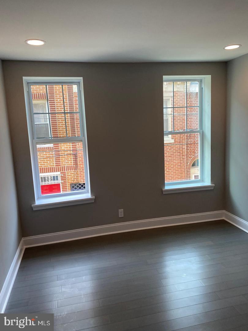 QUEEN VILLAGE - Residential