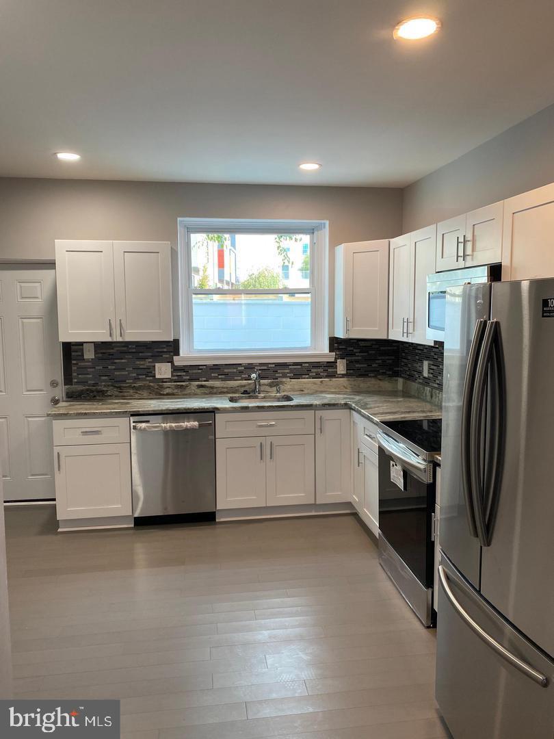 QUEEN VILLAGE - Residential