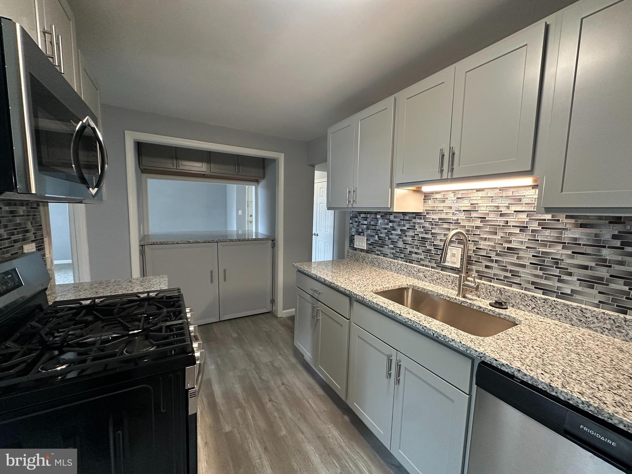 HUNTLEY SQUARE CONDOMINIUMS - Residential