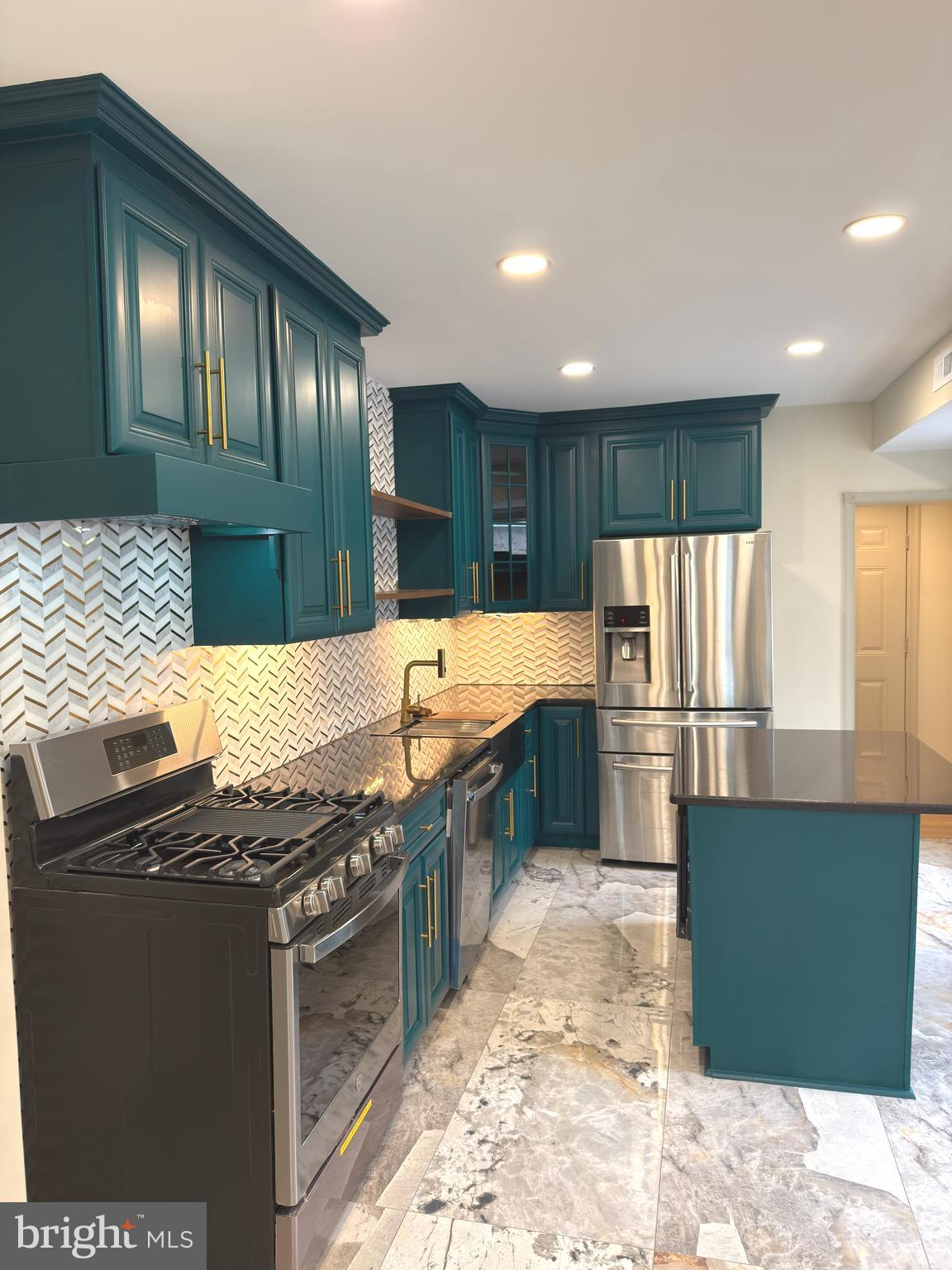 EAST KENSINGTON - Residential