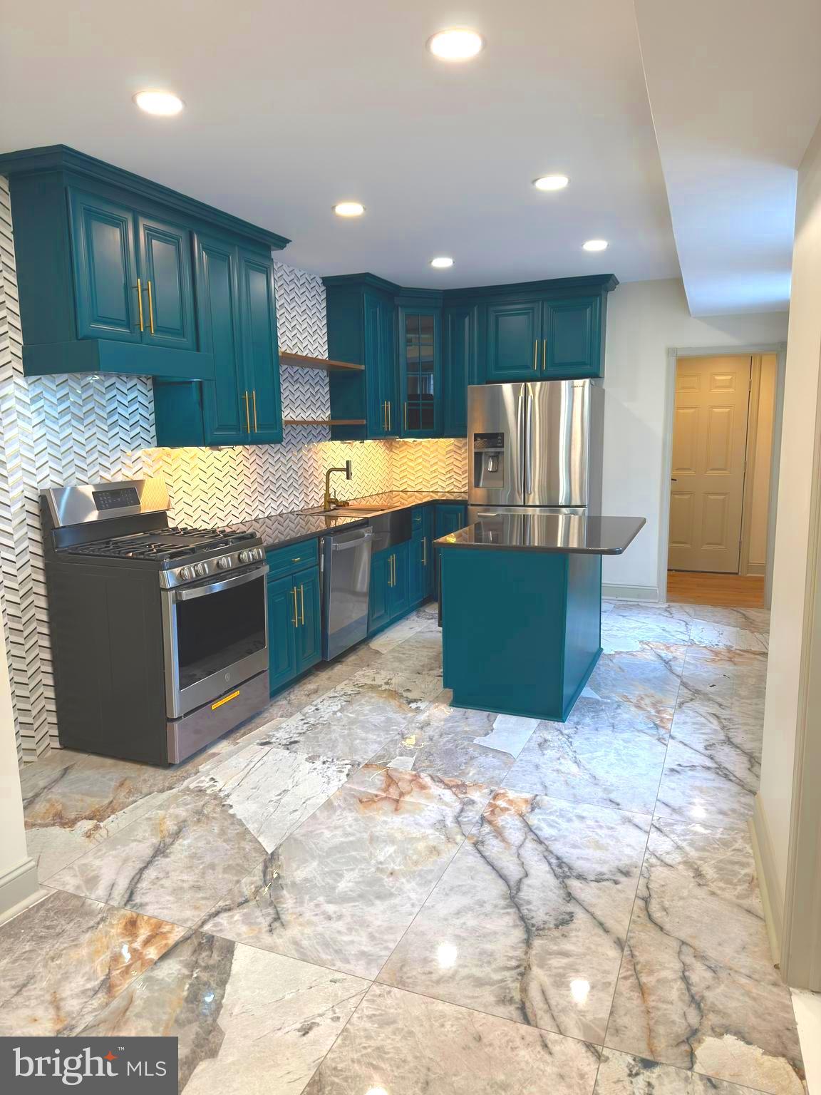 EAST KENSINGTON - Residential