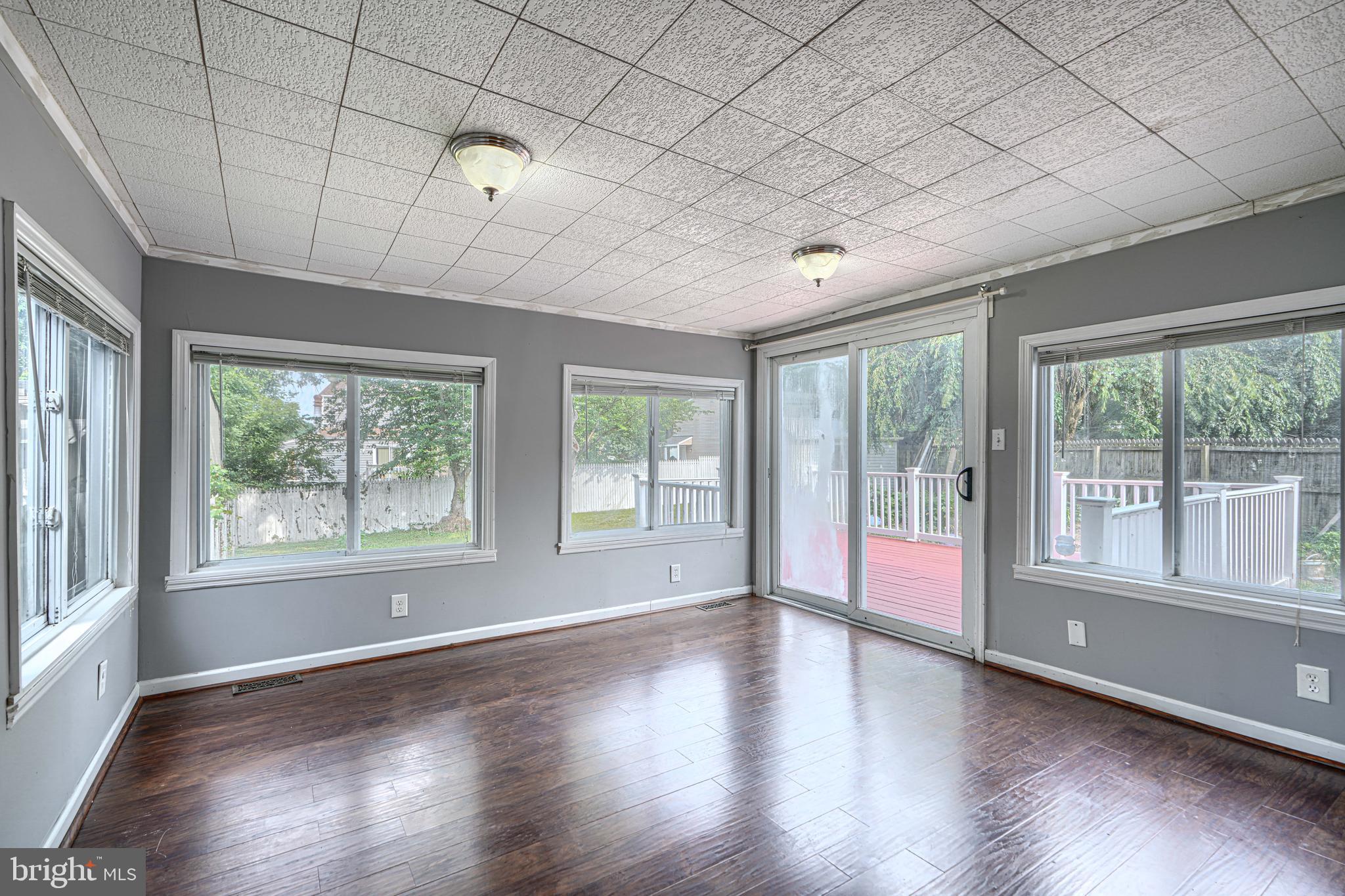 HALLFIELD MANOR - Residential
