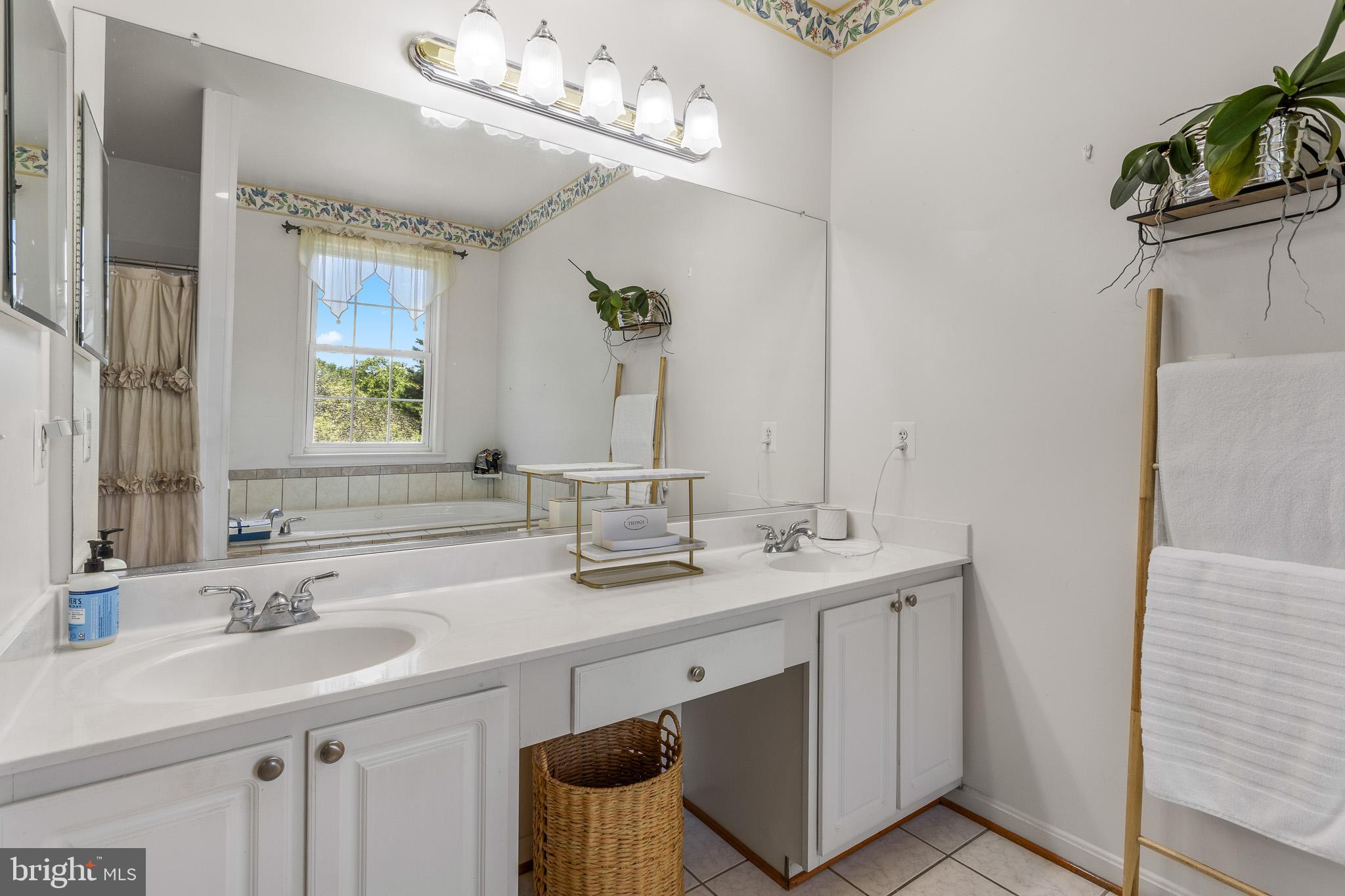 TWIN LAKES - Residential