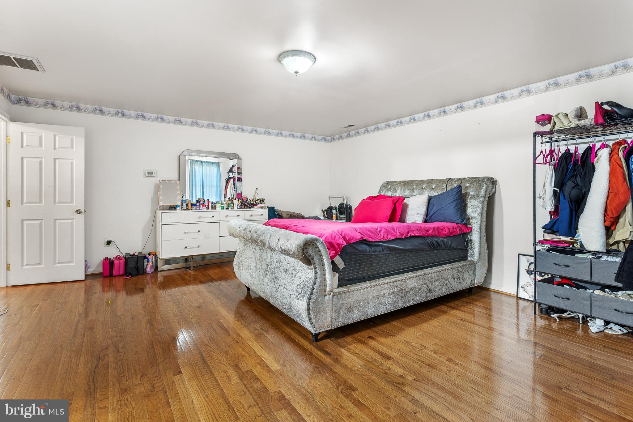 TWIN LAKES - Residential